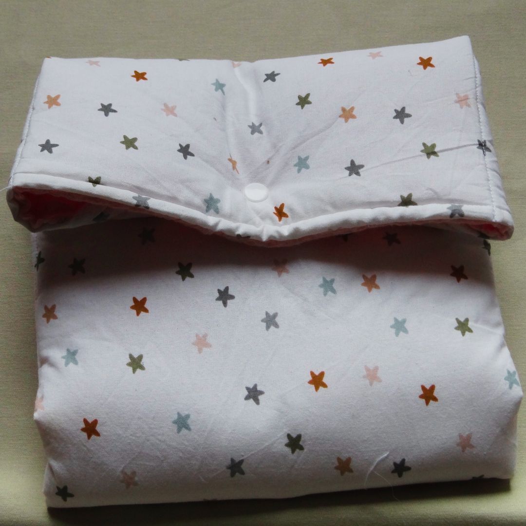 Matelas à langer nomade – Motif Etoiles & Nid d’abeille rose