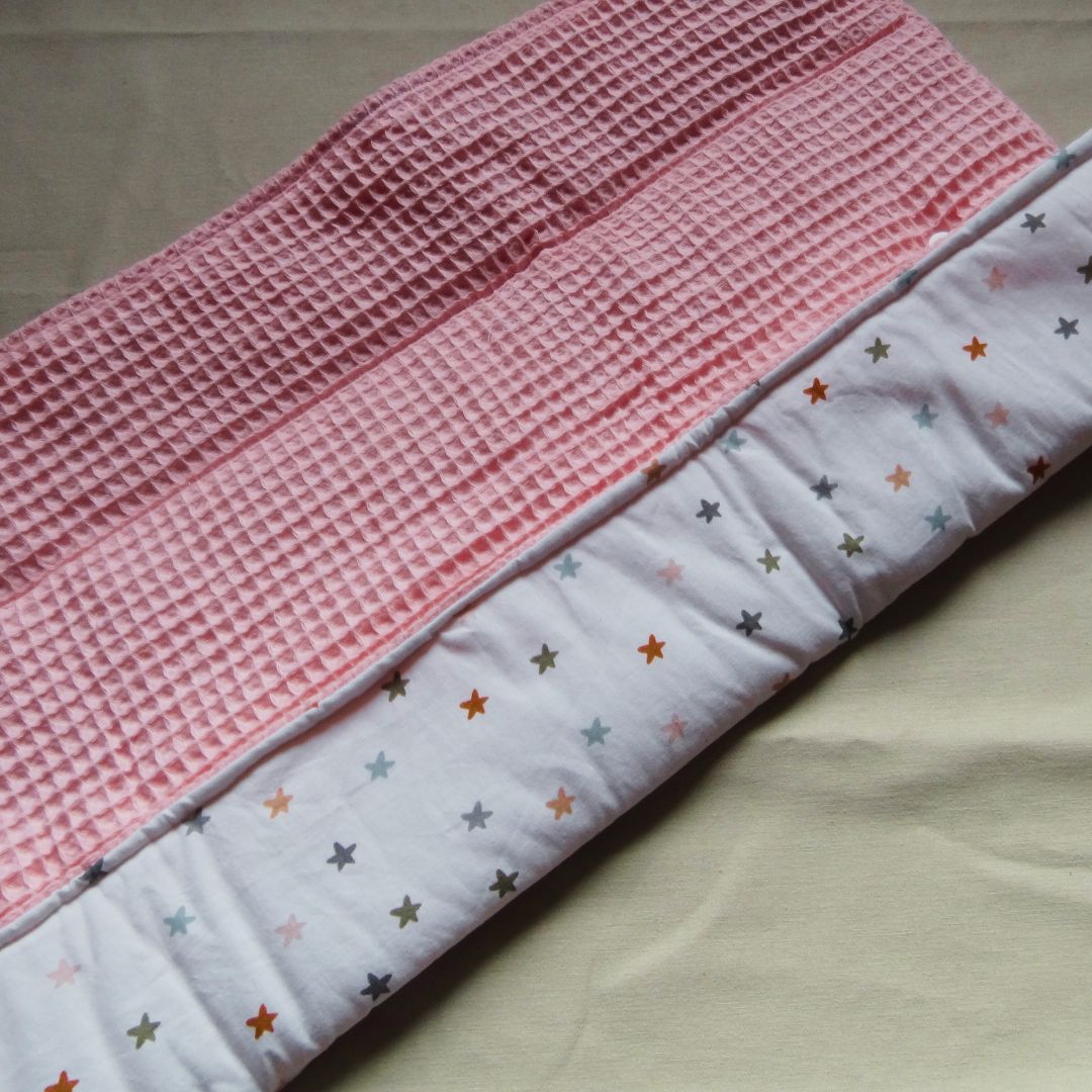 Matelas à langer nomade – Motif Etoiles & Nid d’abeille rose