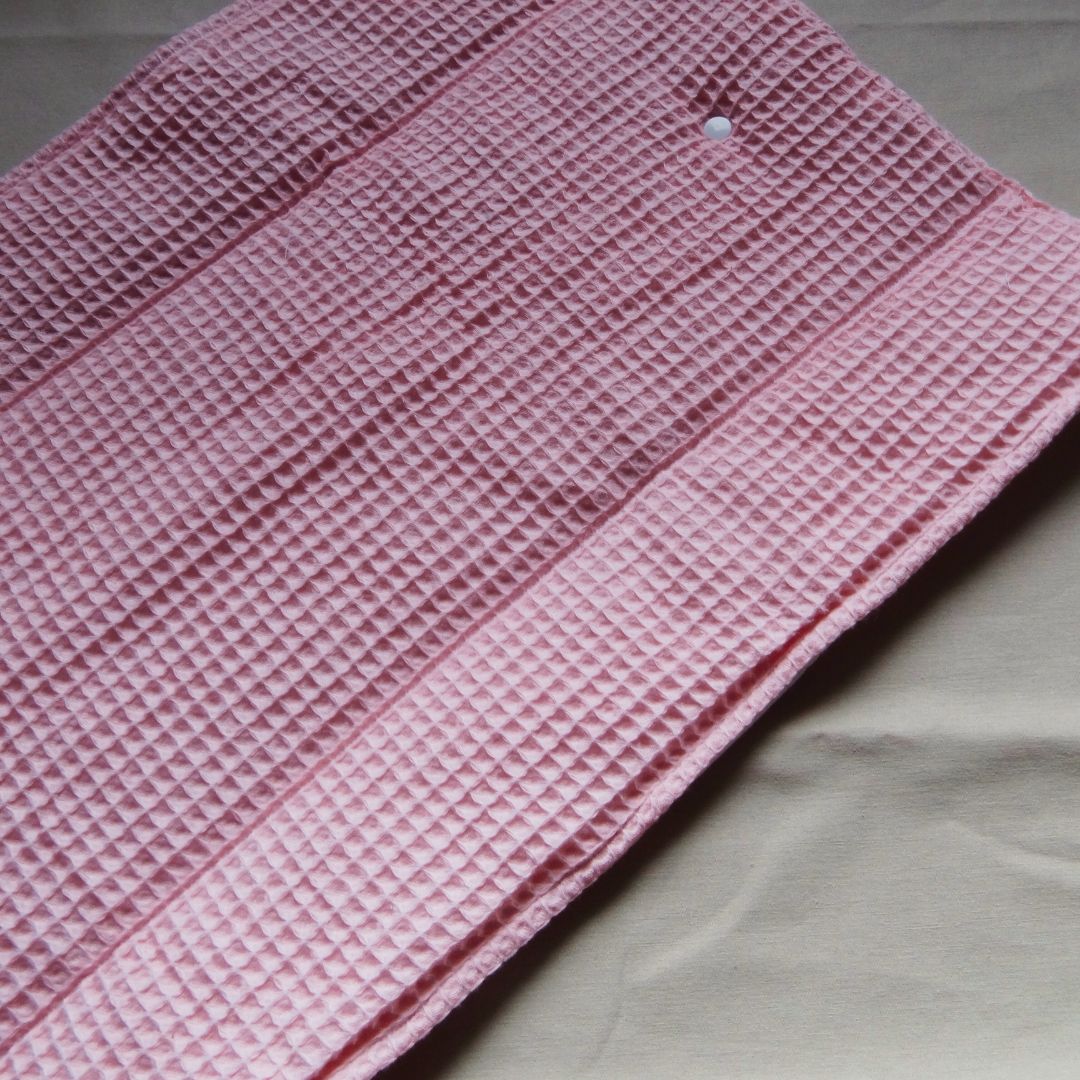Matelas à langer nomade – Motif Etoiles & Nid d’abeille rose
