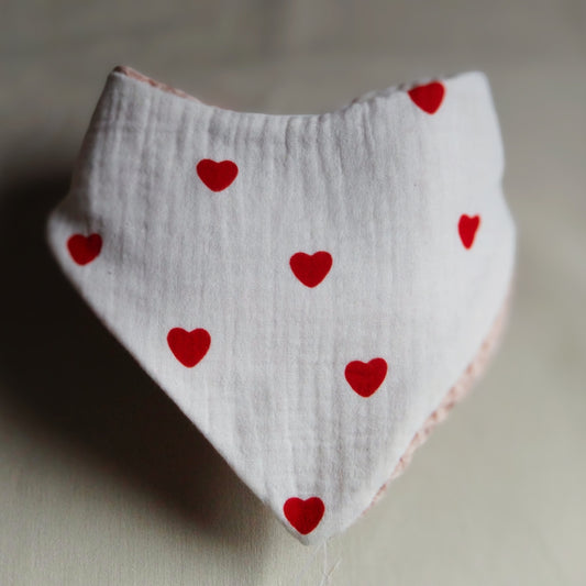 Bavoir bandana motifs coeurs rouge 100% coton