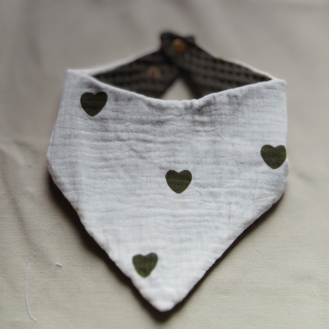 Bavoir bandana "Coeurs dinos" - Collection Achille