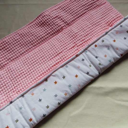 Matelas à langer nomade – Motif Etoiles & Nid d’abeille rose