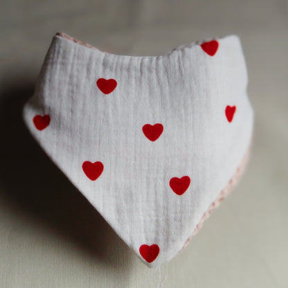 Bavoir bandana motifs coeurs rouge 100% coton