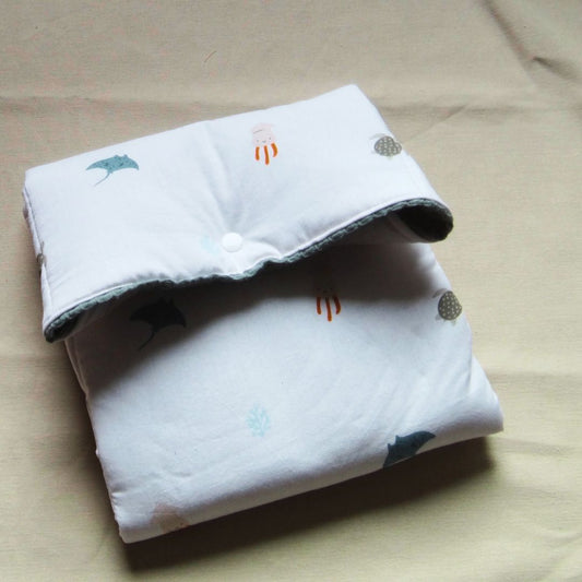 Matelas à langer nomade – Motif Animaux marins & Nid d’abeille bleu
