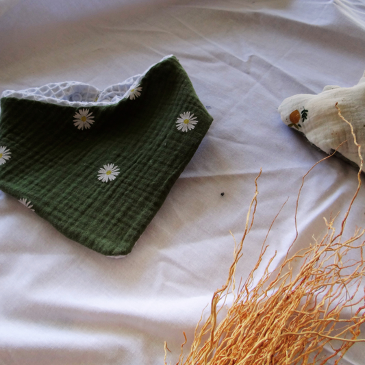 Bavoir bandana "Sous les fleurs" -  Collection Arlo