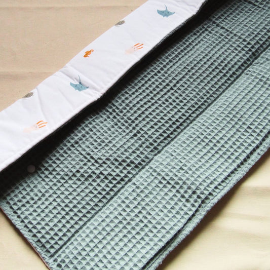 Matelas à langer nomade – Motif Animaux marins & Nid d’abeille bleu